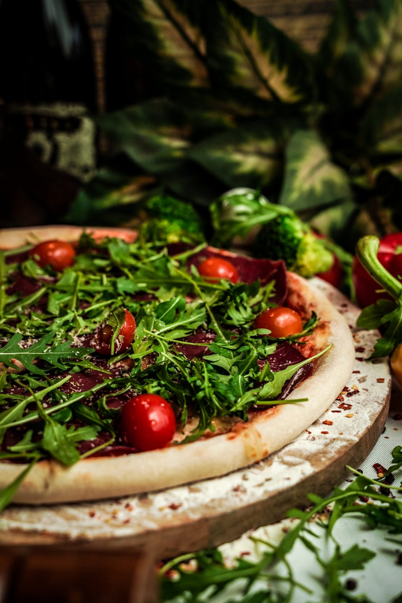 Servierte Pizza ve içecekler