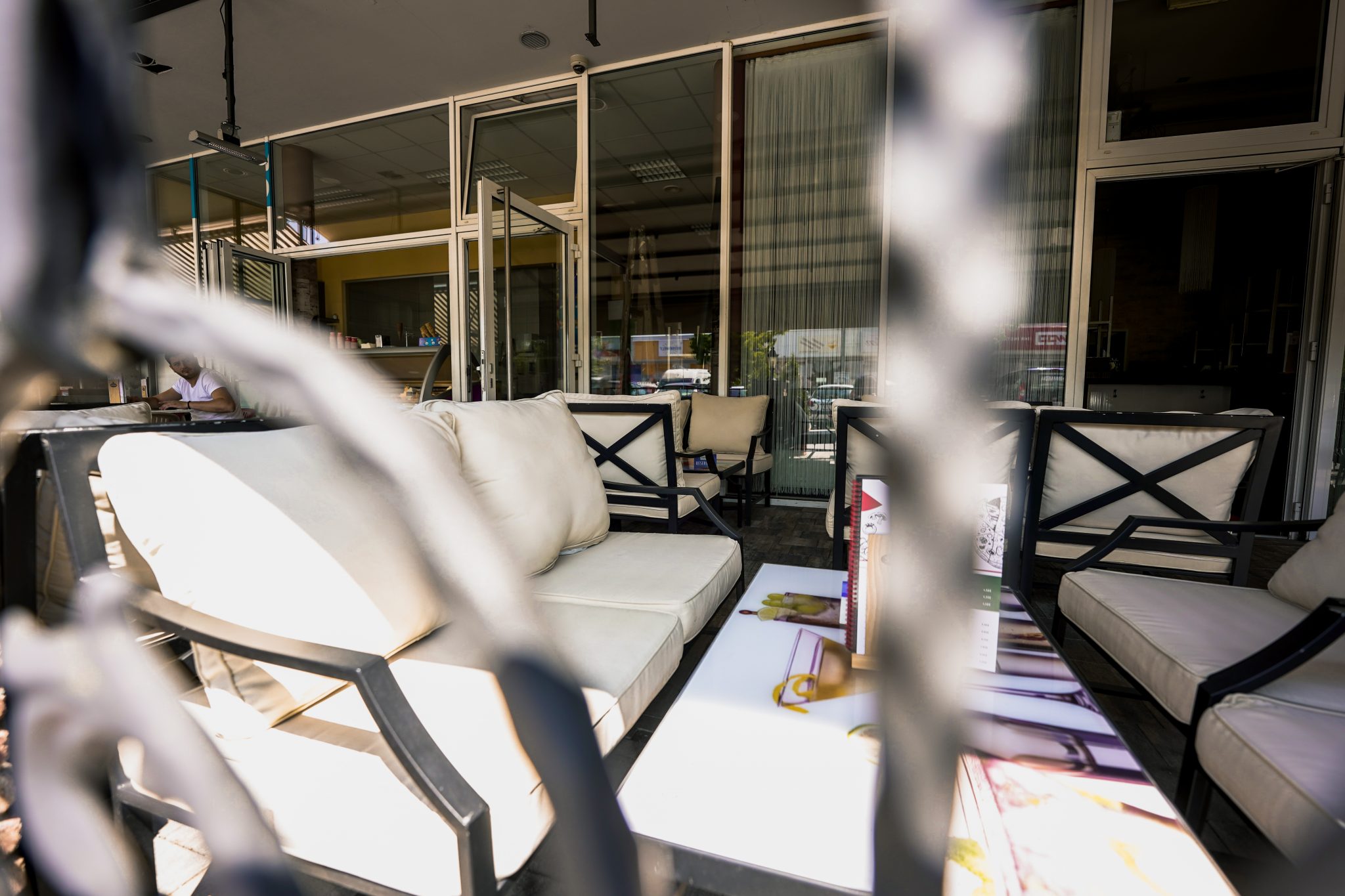 Gäste genießen Pizza im Restaurant